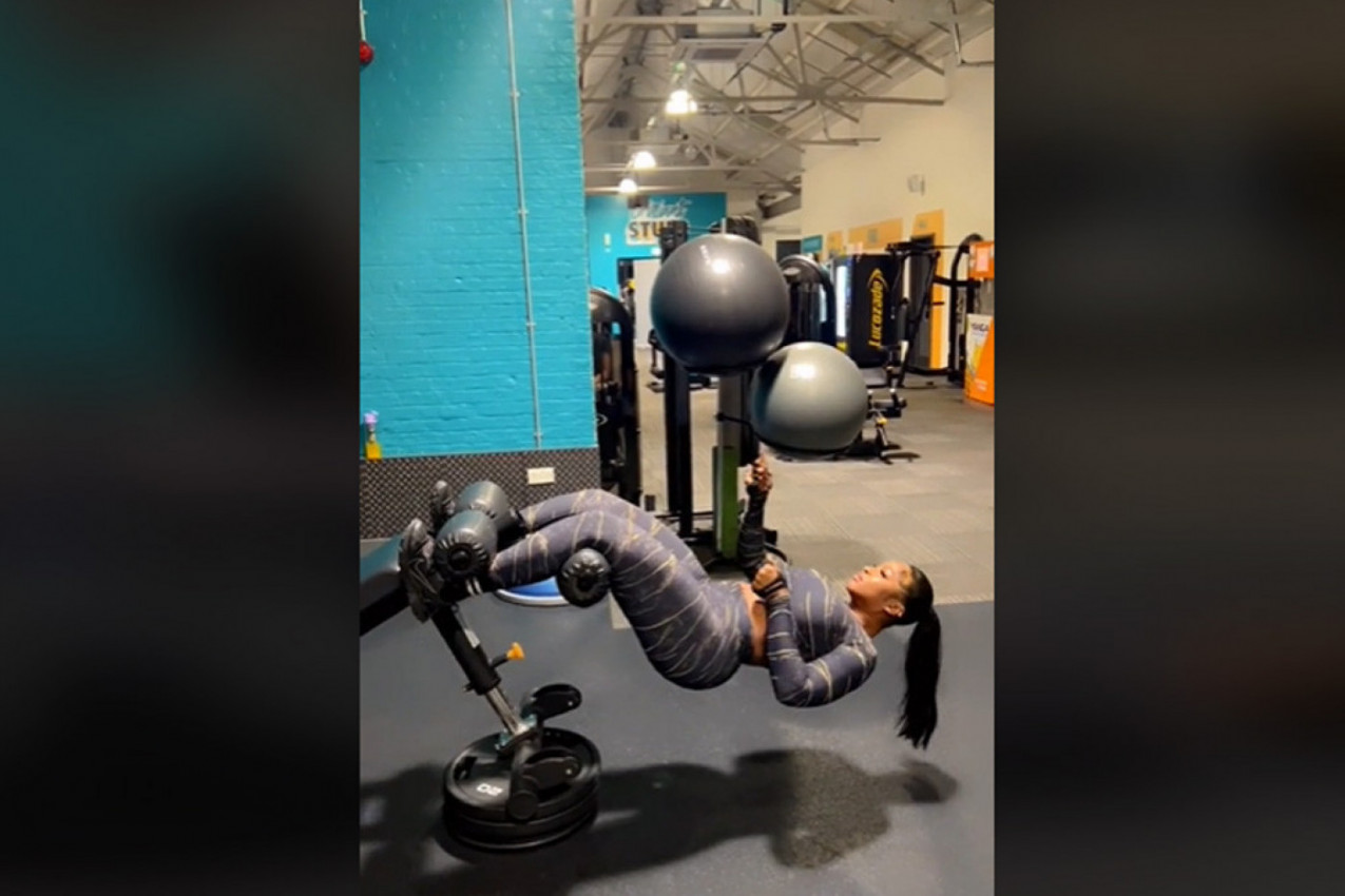 ZAKAČILA JE NOGE ZA SPRAVU I POČELA DA SE PENJE UZ NEVIDLJIVO UŽE: Kad vidite šta ova devojka ume, pašće vam vilice od čuda! (VIDEO)