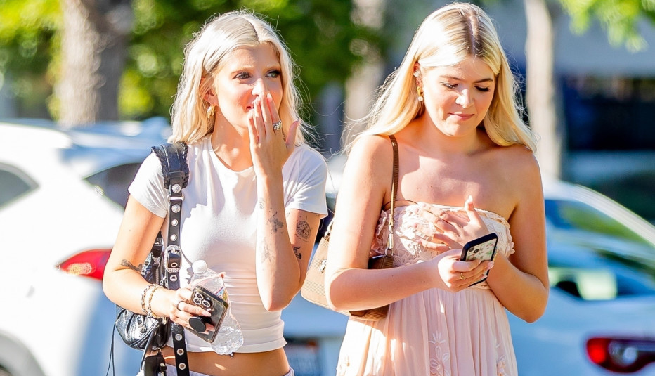 JEDNA ČITA BIBLIJU, DRUGA SE SKIDA ZA NOVAC: Upoznajte ćerke kontroverznog glumca koji je dotakao dno! (FOTO)