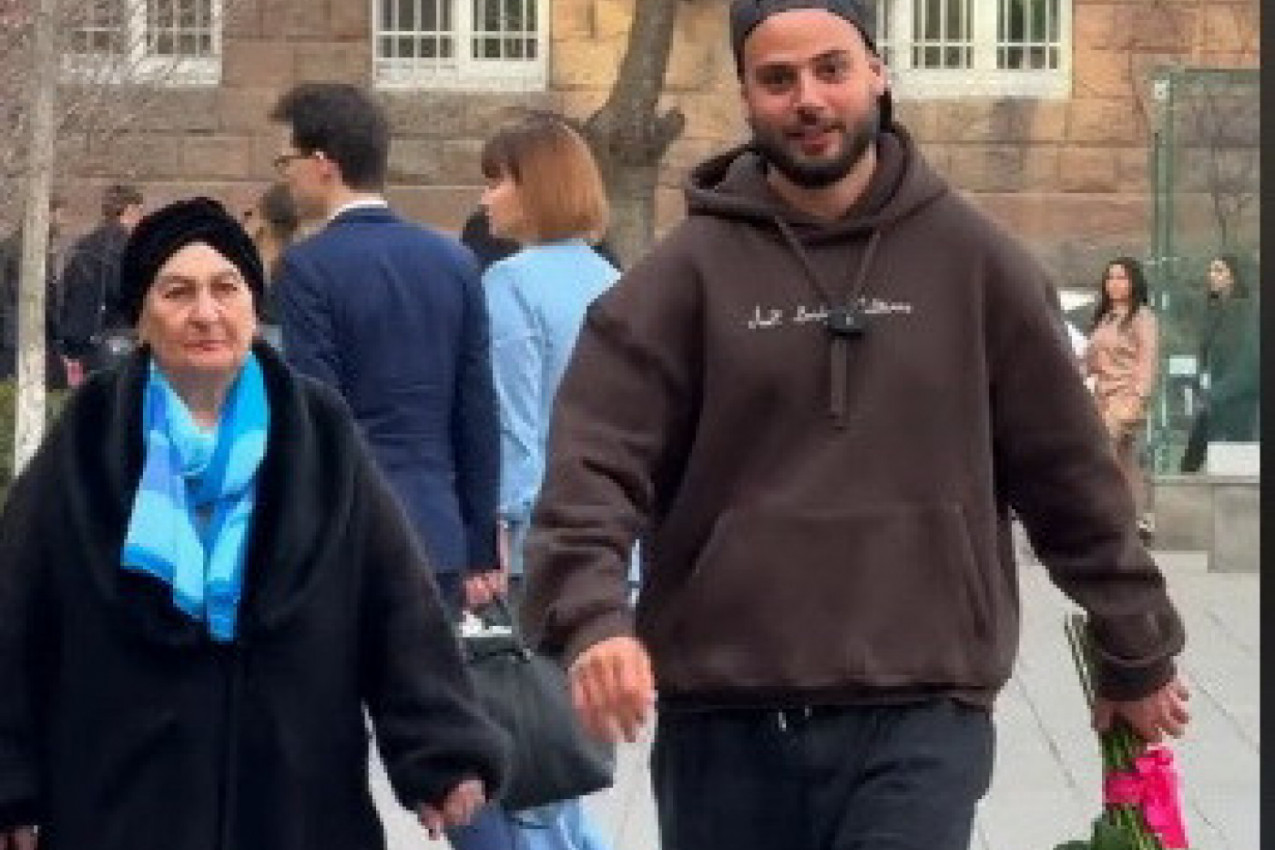 BAKA JE NA ULICI ZAUSTAVILA MLADIĆA KOJEM JE ISPALA RUŽA IZ BUKETA: Njegov gest pamtiće do kraja života (VIDEO)