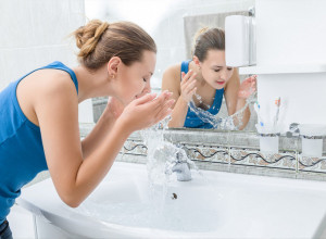 ZATEGNITE KOŽU ZA NEKOLIKO SEKUNDI: Mlađe i blistavo lice u trenu, a neće vas koštati ništa! (FOTO)