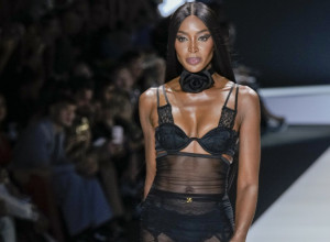 ONA IMA 53 GODINE I NAPRAVILA JE POMETNJU NA DRUGOJ VEČERI KANSKOG FESTIVALA: Ove zvezde su prve pristigle, ali svi su gledali samo u njeno međunožje (FOTO)