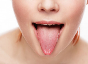 EVO ŠTA BOJA JEZIKA GOVORI O VAŠEM ZDRAVLJU: Ako primetite ove promene, odmah se javite lekaru! (FOTO)