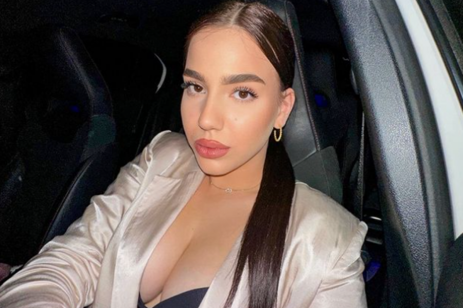 PROVOKATIVNE FOTOGRAFIJE UNE ČOLIĆ IZ KUPATILA: Svi gledaju u grudi ove lepotice, malo šta ostavlja mašti! (FOTO)