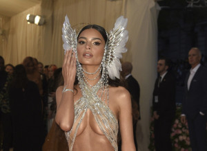 "DA SI SE MANJE SKIDALA JOŠ BI BILA U BRAKU": Emili objavila fotografiju iz kreveta, a fanovi je nisu štedeli! (FOTO)