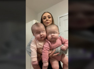 MAJKA MOŽE SVE: Ova mlada žena je uradila neverovatnu stvar sa bliznakinjama, ljudi na mrežama ostali u čudu! (VIDEO)