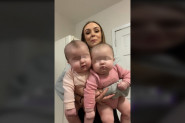 MAJKA MOŽE SVE: Ova mlada žena je uradila neverovatnu stvar sa bliznakinjama, ljudi na mrežama ostali u čudu! (VIDEO)