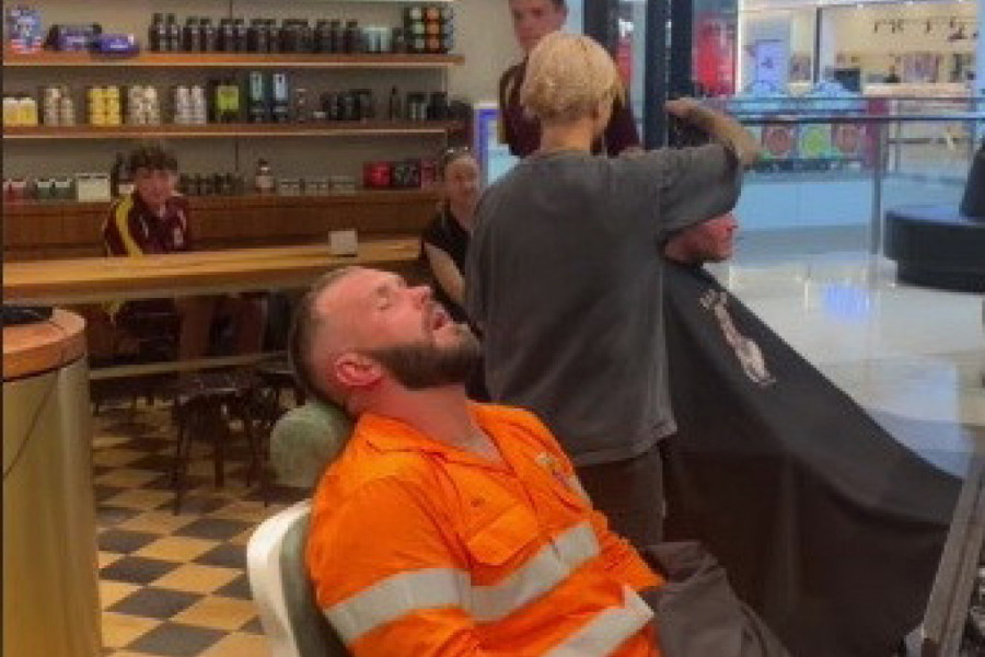 DOŠAO JE NA ŠIŠANJE I ISKORISTIO DA PREDAHNE: Frizeri ovekovečili nesvakidašnji trenutak iz salona (VIDEO)