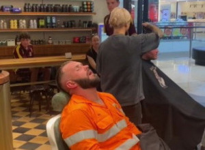 DOŠAO JE NA ŠIŠANJE I ISKORISTIO DA PREDAHNE: Frizeri ovekovečili nesvakidašnji trenutak iz salona (VIDEO)