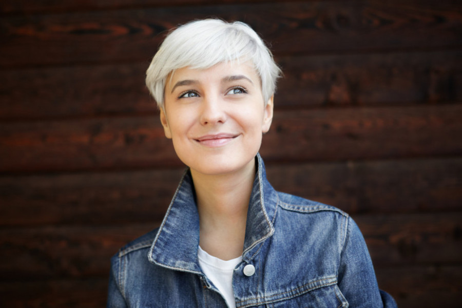 SEDA KOSA - LENJOST ILI TREND? Sve više žena ponosno nosi sede vlasi, a evo šta frizeri kažu na to (FOTO+VIDEO)