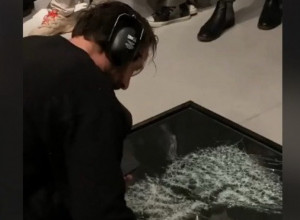 UZEO JE ČEKIĆ I POČEO NJIME DA UDARA PO STAKLU: Kad vidite šta je napravio, ostaćete bez reči! (VIDEO)