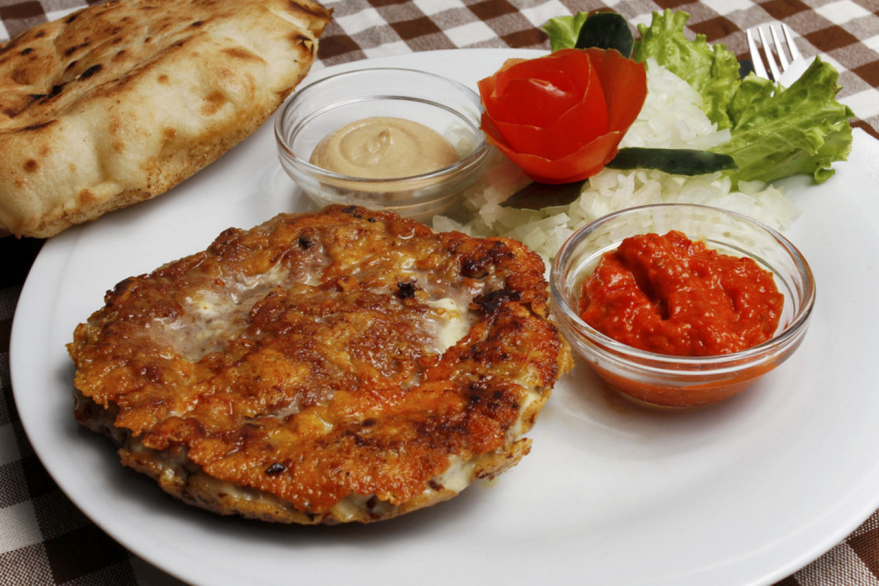 PUNJENA PLJESKAVICA U MARAMICI: Specijalitet sa roštilja kojem niko ne može odoleti (FOTO)