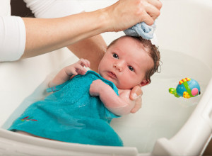 ZAŠTO SE POJEDINE BEBE PLAŠE KUPANJA: Roditelji ovo morate znati, vaša uloga je ključna!
