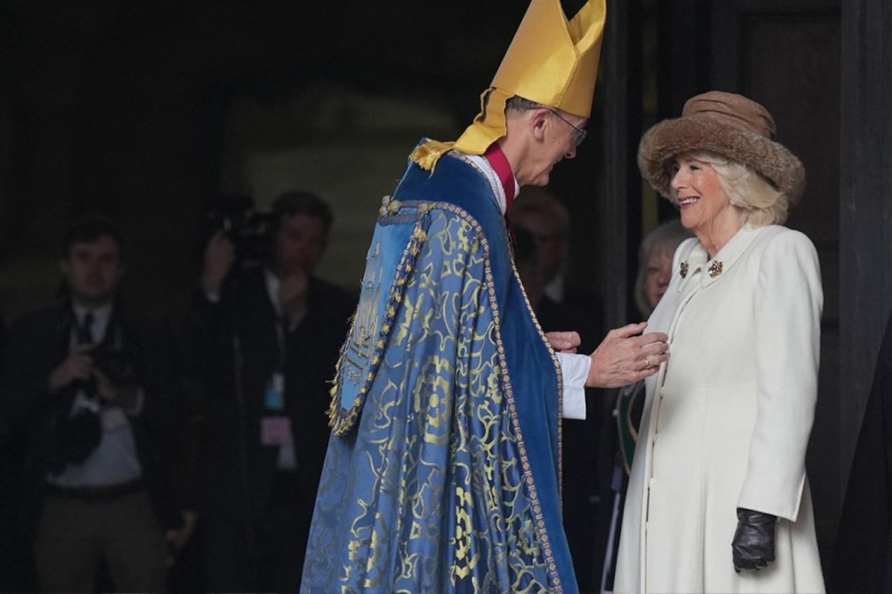 KAMILA NAPRAVILA ISTORIJSKI PRESEDAN: Preuzela je čak i Čarlsovu ulogu, slike iz katedrale sve govore! (FOTO)