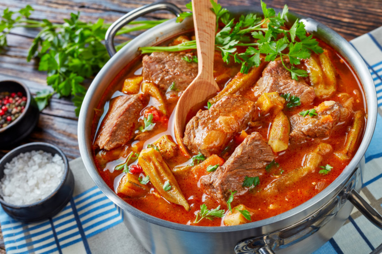 BOSANSKA BAMIJA SA MESOM: Domaći recept za tradicionalno jelo (FOTO)
