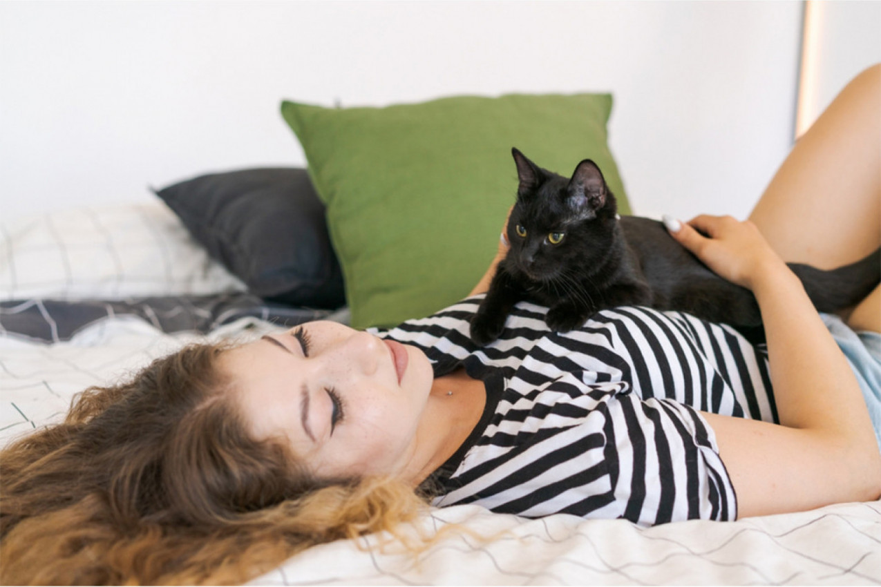 HTELA JE DA NAPRAVI SNIMAK, ALI OVO NIJE OČEKIVALA: Devojci je u kadar upala mačka, a pogledajte šta je potom izletelo kroz vratanca! (VIDEO)