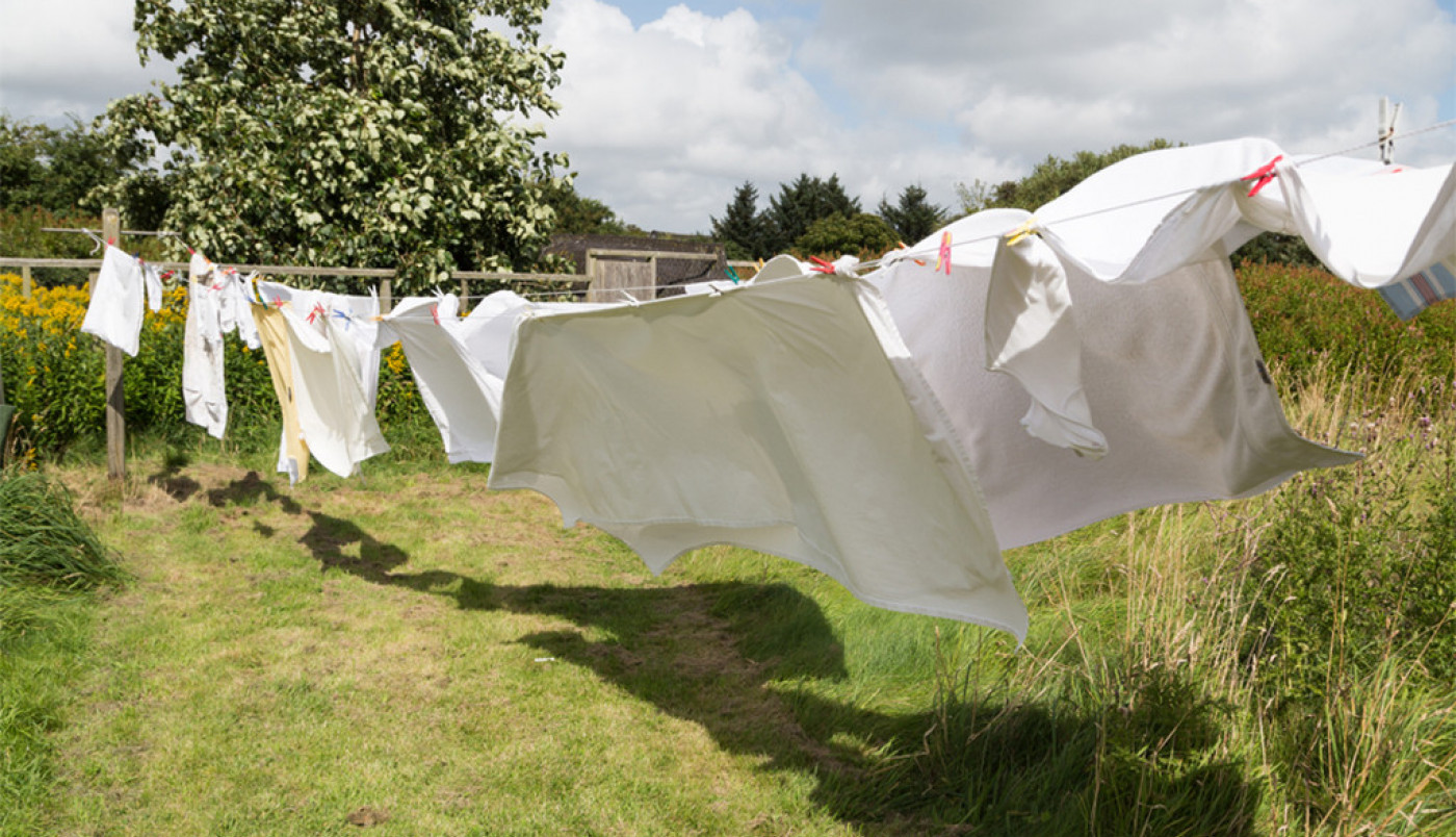 NE SUŠITE POSTELJINU NAPOLJU KAD JE SUNČANO: Posledice mogu biti vrlo opasne, posebno za jednu kategoriju ljudi!