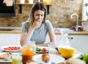 MALO POZNATI SIMPTOM MOŽDANOG UDARA KOJI SE JAVLJA DOK JEDETE: Odmah zatražite lekarsku pomoć!