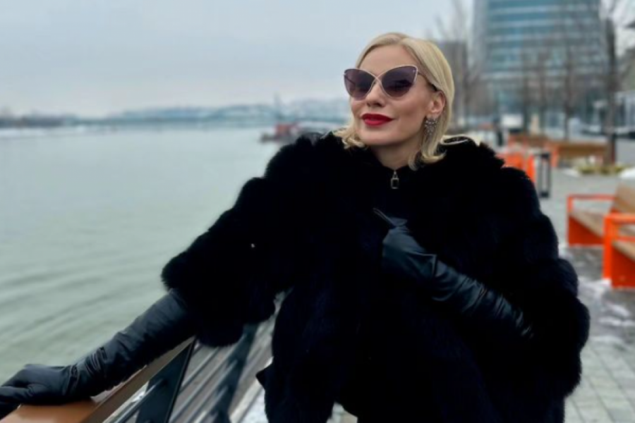 SVI GLEDAJU U DUGE NOGE MARIJE VELJKOVIĆ: Ultra kratka suknja otkrila sve adute zgodne plavuše, a boja je pun pogodak! (VIDEO)