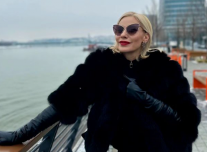 MARIJA VELJKOVIĆ SA PARTNEROM RAZMENJIVALA NEŽNOSTI NA CRVENOM TEPIHU: Svi su gledali u njenu ultrakratku suknju: "Rastko je izvukao premiju!" (FOTO)