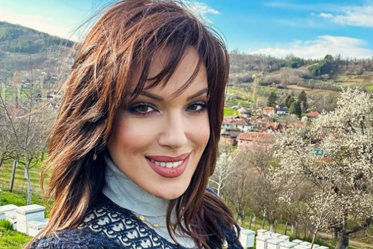 NINA RADULOVIĆ PROMENILA FRIZURU I BOJU KOSE: Ali svi su ipak gledali samo u jedan detalj na njenom licu! (FOTO)