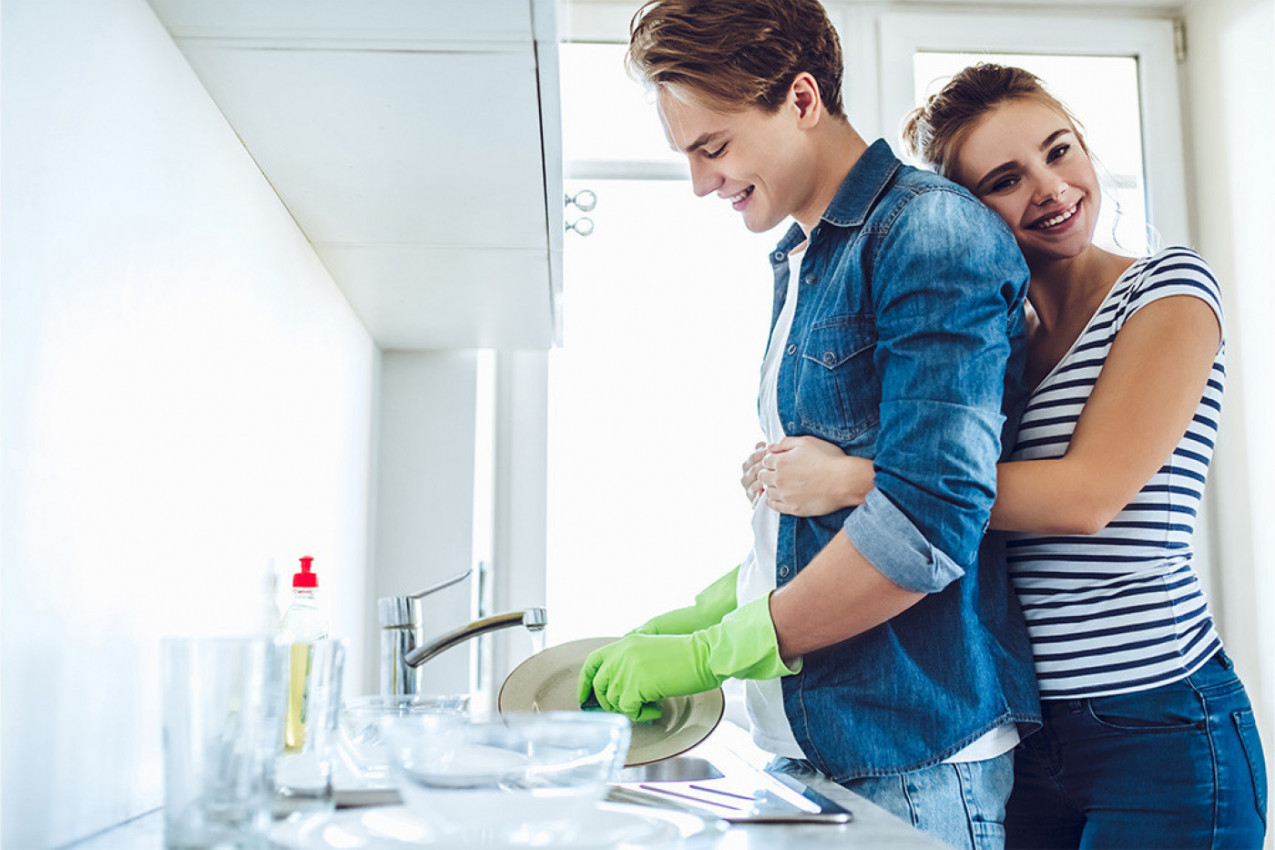 ŽENA NATERALA MUŽA DA POTPIŠE UGOVOR O OBAVEZAMA PRE NEGO ŠTO SU DOBILI BEBU: Njeni zahtevi su šokantni! (VIDEO)
