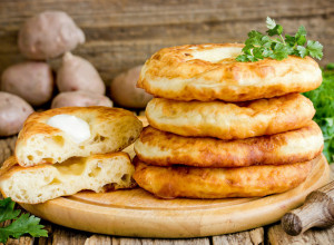 LANGOŠ SA BELIM LUKOM, IZDAŠNO PECIVO BEZ PREMCA: Recept koji je ponos mađarske kuhinje