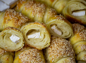 NAJBRŽI RECEPT ZA NAJUKUSNIJE KIFLICE SA SIROM: Ostaje meke i sveže nekoliko dana