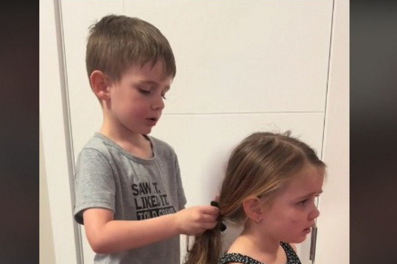 DEČAK JE BEZUSPEŠNO POKUŠAVAO DA POMOGNE SESTRI: Dirljiva scena koja je raznežila sve na mrežama! (VIDEO)