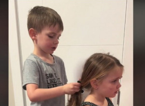 DEČAK JE BEZUSPEŠNO POKUŠAVAO DA POMOGNE SESTRI: Dirljiva scena koja je raznežila sve na mrežama! (VIDEO)