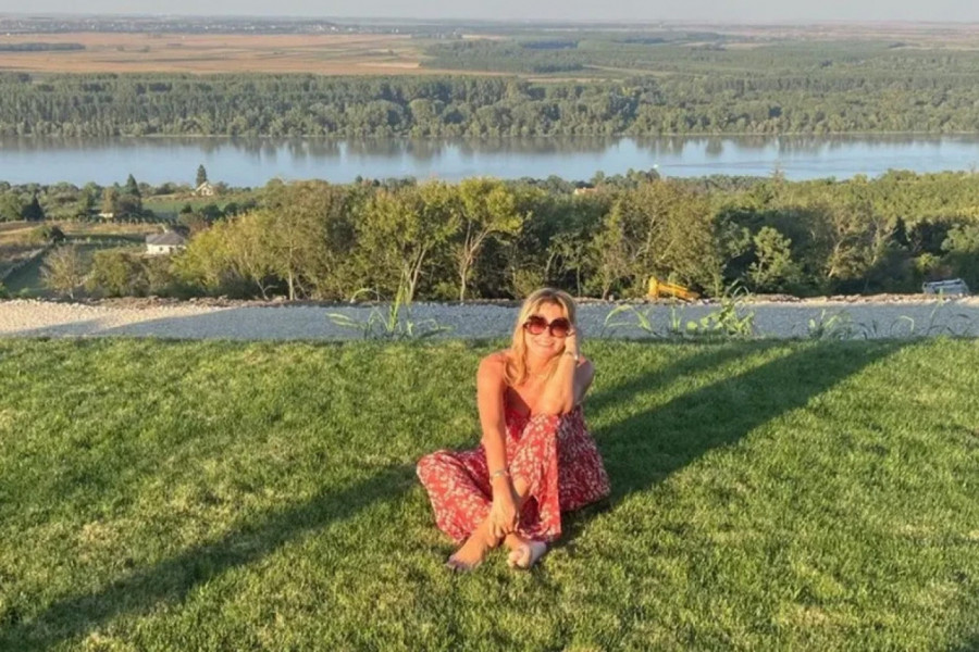 NEKADA OMILJENA VODITELJKA VEĆ DECENIJU UŽIVA U MEDIJSKOJ ILEGALI:  Ovo je imanje na kom živi nakon udaje za milionera! (FOTO)