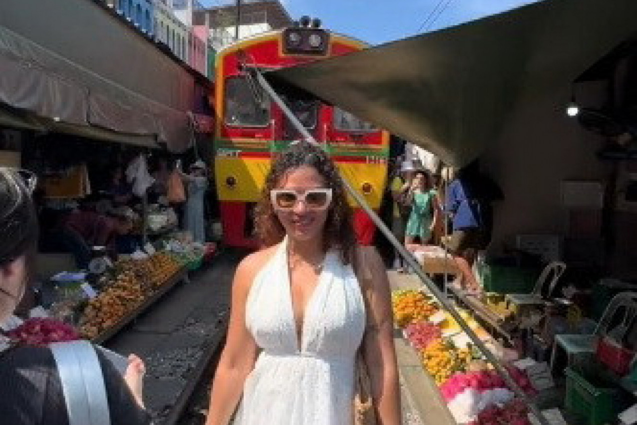 ŠETALA JE PRUGOM ŽELEĆI DA NAPRAVI SAVRŠEN SNIMAK: Nije ni slutila šta joj se dešava iza leđa, a onda je doživela bolno iskustvo! (VIDEO)