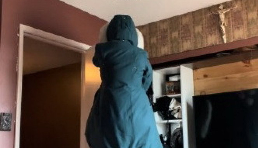 OBUKLA JE MAMINU JAKNU I ZAKAČILA SE ZA VRATA: Preneražena žena nije mogla da dođe sebi kada je zatekla ovu scenu! (VIDEO)