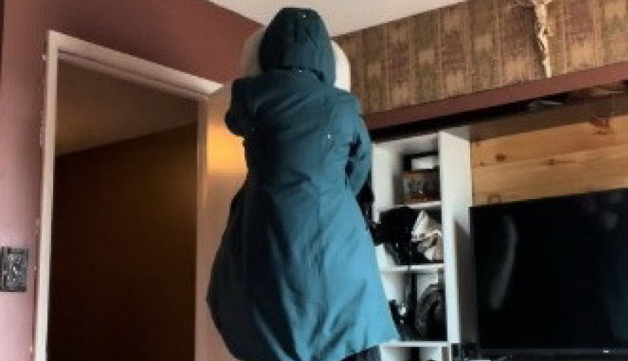 OBUKLA JE MAMINU JAKNU I ZAKAČILA SE ZA VRATA: Preneražena žena nije mogla da dođe sebi kada je zatekla ovu scenu! (VIDEO)