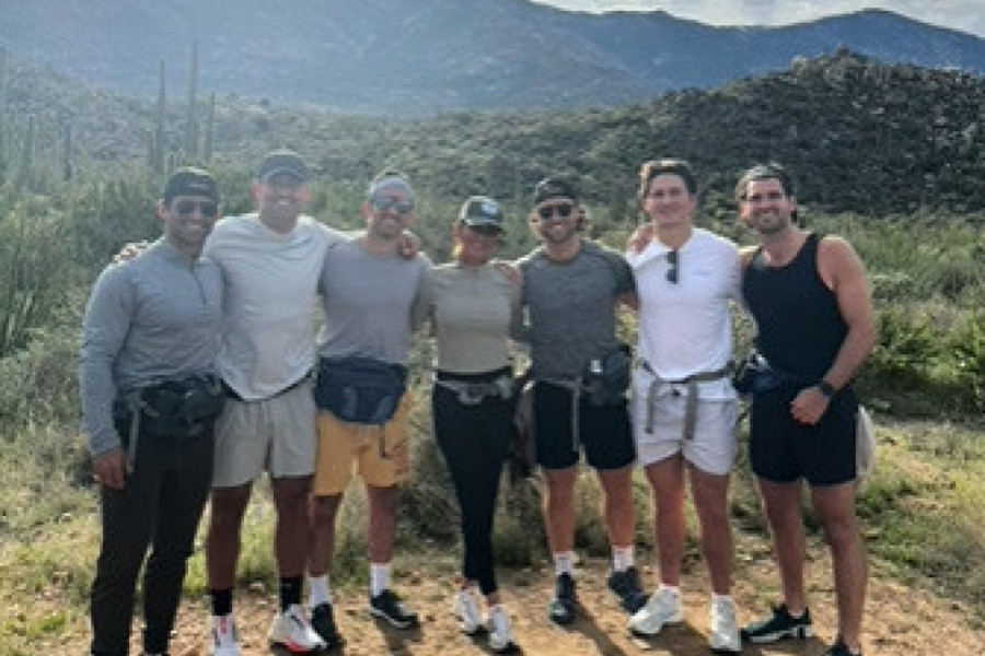 DOBRO POGLEDAJTE OVU PORODICU: Majka desetoro dece krenula je sa sinovima na putovanje i izazvala šok! (VIDEO)