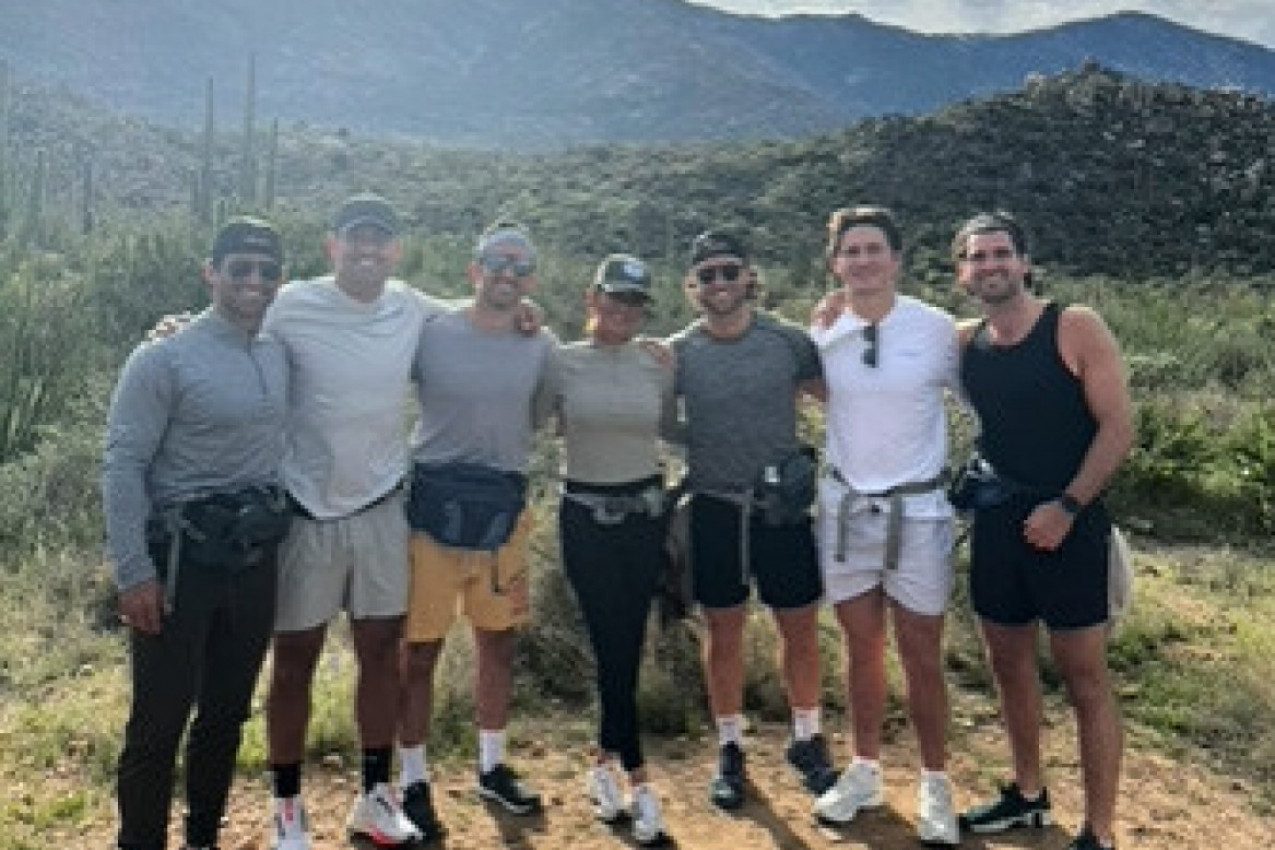 DOBRO POGLEDAJTE OVU PORODICU: Majka desetoro dece krenula je sa sinovima na putovanje i izazvala šok! (VIDEO)