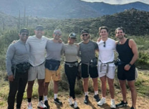 DOBRO POGLEDAJTE OVU PORODICU: Majka desetoro dece krenula je sa sinovima na putovanje i izazvala šok! (VIDEO)