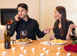 "MOJ DEČKO JE NARCIS, SVAKI PUT KAD POKUŠAM DA ODEM, NATERA ME DA SE PREDOMISLIM": Ni sama ne zna kako mu to polazi za rukom!