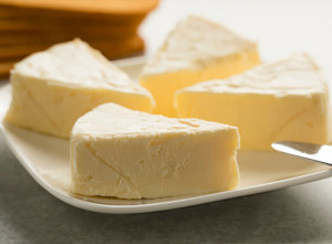 DOMAĆI ZDENKA SIR, JOŠ LEPŠI OD KUPOVNOG: Recept za namaz od samo dva sastojka koji se topi u ustima