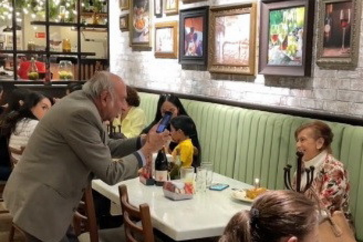 O SNIMKU OVOG VREMEŠNOG PARA PRIČA 4 MILIONA LJUDI: Pogledajte šta je deka uradio usred restorana, ulepšaće vam dan (VIDEO)