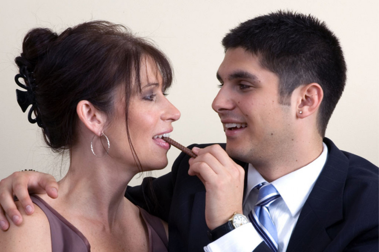 MUŠKARCI PROGOVORILI ZAŠTO IH UZBUĐUJU STARIJE ŽENE: Iskustvo, samopouzdanje i nezavisnost su samo neki od razloga, pogledajte šta su još otkrili! (FOTO)