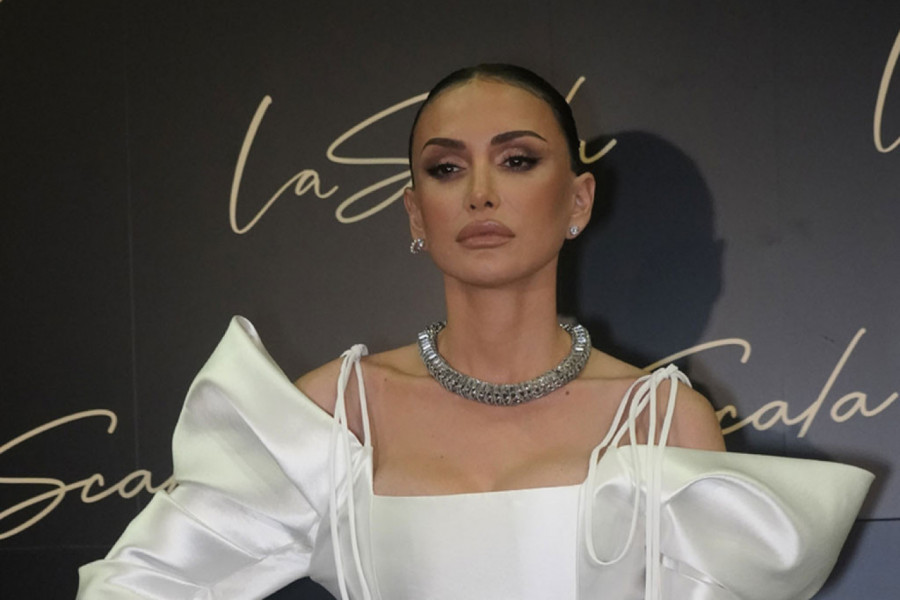 EMINA JAHOVIĆ POZIRA U MALENOM TOPU KOJI JOJ JEDVA PREKRIVA GRUDI: Telo na izvolte, a izjave ljubavi samo pljušte!(FOTO)