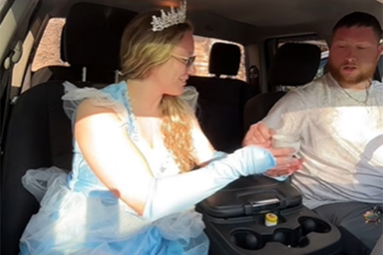 OBUKLA SE KAO PRINCEZA I UŠLA U KOLA SVOG SUPRUGA: Njegov potez izazvao je brojne reakcije (VIDEO)