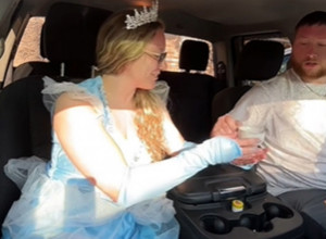 OBUKLA SE KAO PRINCEZA I UŠLA U KOLA SVOG SUPRUGA: Njegov potez izazvao je brojne reakcije (VIDEO)