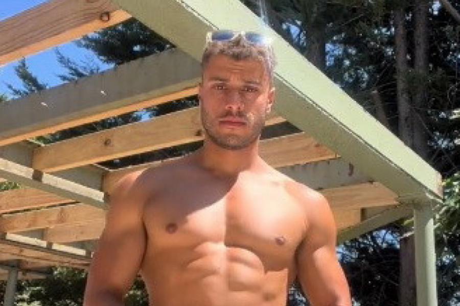 ŽENE ZANEMELE KAD JE STOLAR SKINUO MAJICU: Atraktivan majstor usijao mreže, ponude samo pljušte! (VIDEO)