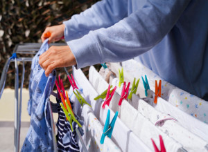 NEVEROVATAN TRIK ZA SUŠENJE VEŠA NAPOLJU BEZ OBZIRA NA VREME: Efikasan je i na niskim temperaturama, ali uz ovaj uslov! (FOTO)