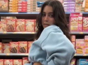 DEVOJKA JE ŠETALA PRODAVNICOM SA KAMEROM U ZADNJEM DŽEPU: Ono što su muškarci radili ostaviće vas bez teksta (VIDEO)