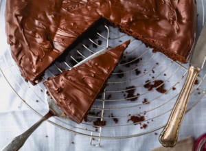 ČOKOLADNA TORTA OD 3 SASTOJKA: Savršenstvo koje se topi u ustima (FOTO)