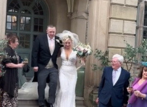 MLADENCI SU SA OSMEHOM IZAŠLI IZ CRKVE: Ono što je usledilo šokiralo je nevestu, da li to loš znak?! (VIDEO)