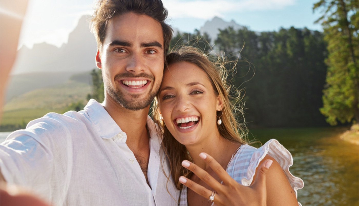PAO JE NA KOLENA ISPRED DEVOJKE, ONA ZANEMELA OD ŠOKA: Umesto romantične prosidbe, usledio je haos i mladić mokar do gole kože! (VIDEO)