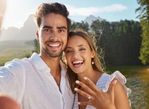 PAO JE NA KOLENA ISPRED DEVOJKE, ONA ZANEMELA OD ŠOKA: Umesto romantične prosidbe, usledio je haos i mladić mokar do gole kože! (VIDEO)